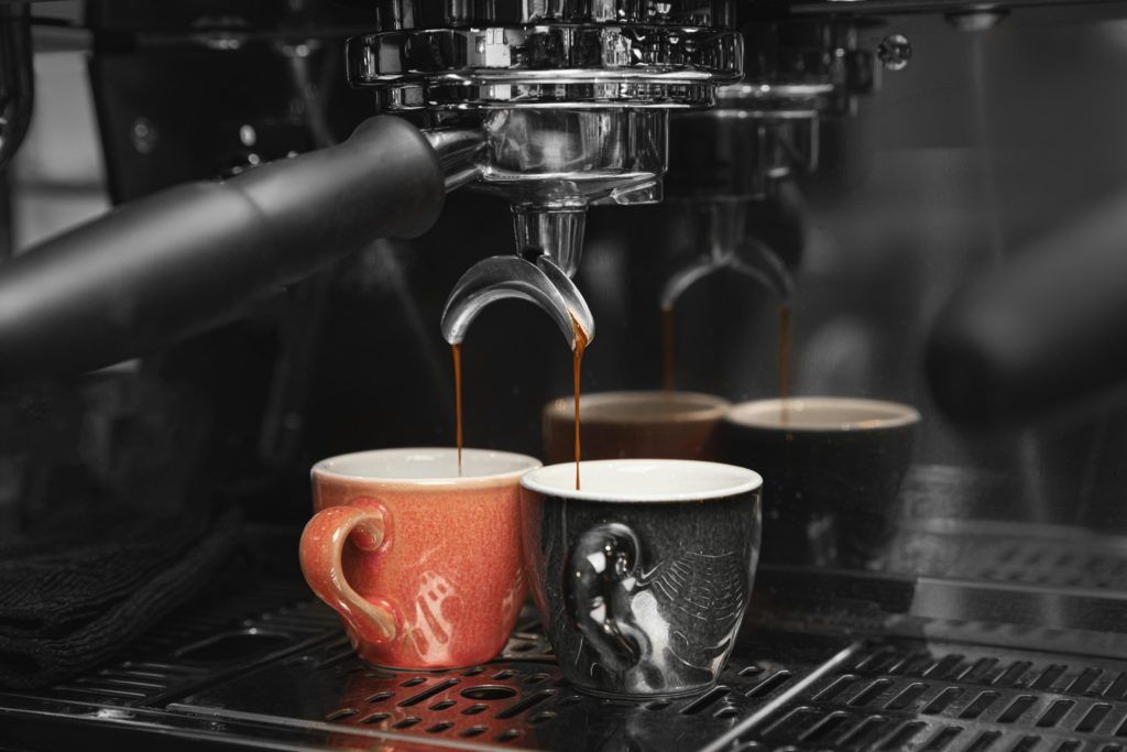 Kaffemaskin med koppar
